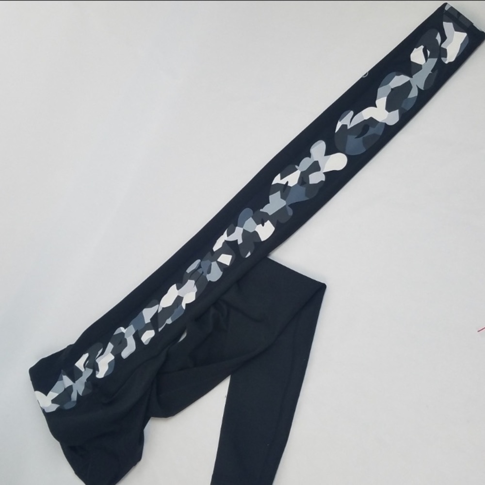 Gap Fit black with gray & white camo side leggings sz M EUC